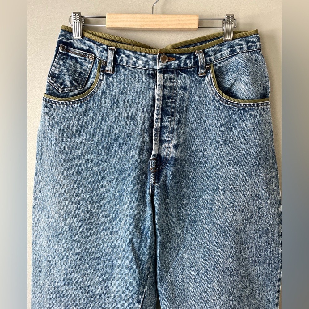 Vintage High-Rise Light Blue Jeans - Picture 5 of 9